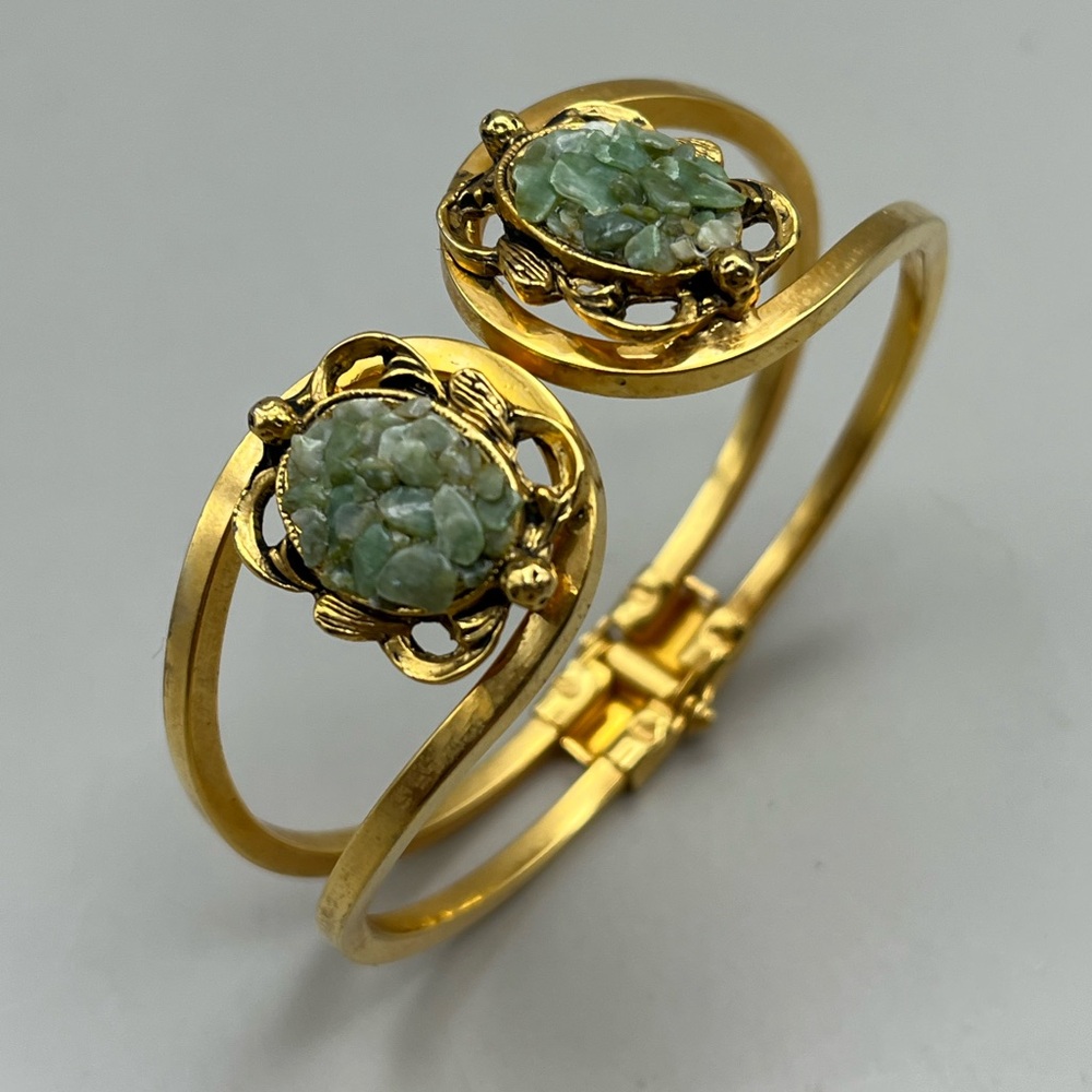 Elegant Gold and Green Stone Bracelet - Picture 2 of 3